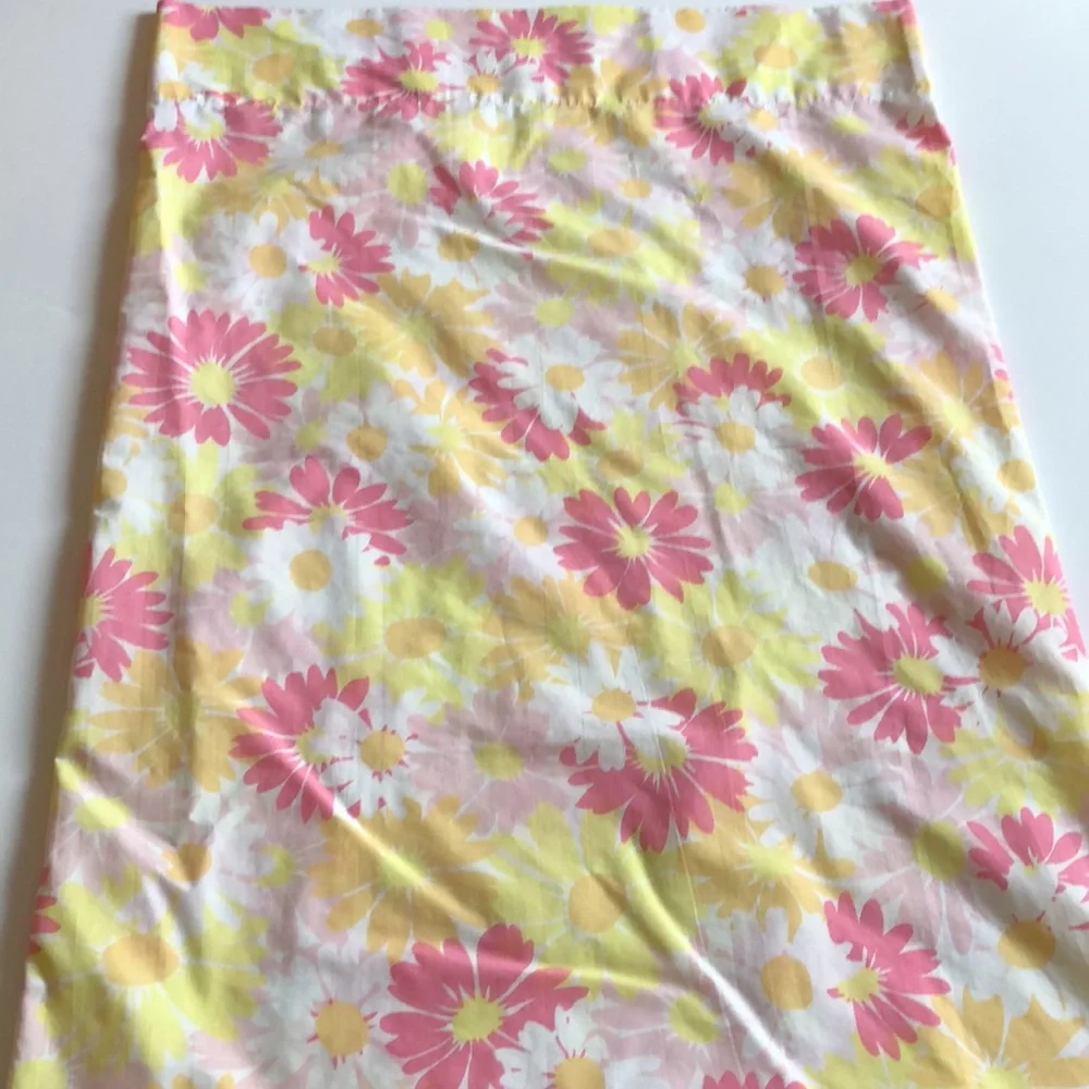 Pequot Floral Pillowcase Set 1970s Pink and Yellow Daisies Pequot Pillowcase